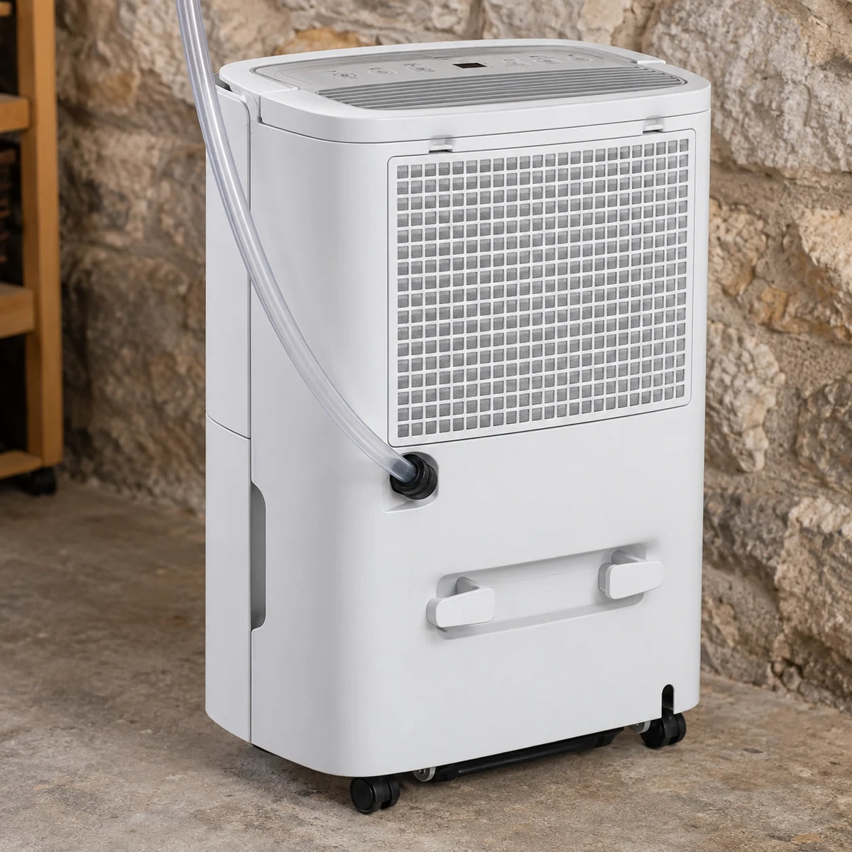 Tuyau de la pompe de relevage raccordé à l'arrière du déshumidificateur 50 L