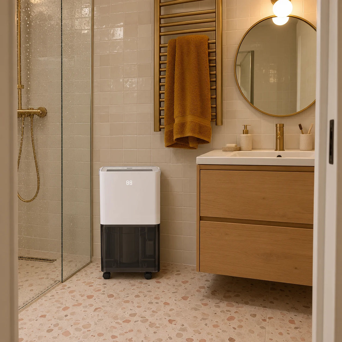 Déshumidificateur dans une salle de bain sans fenêtre, sol en terrazzo et zellige blanc