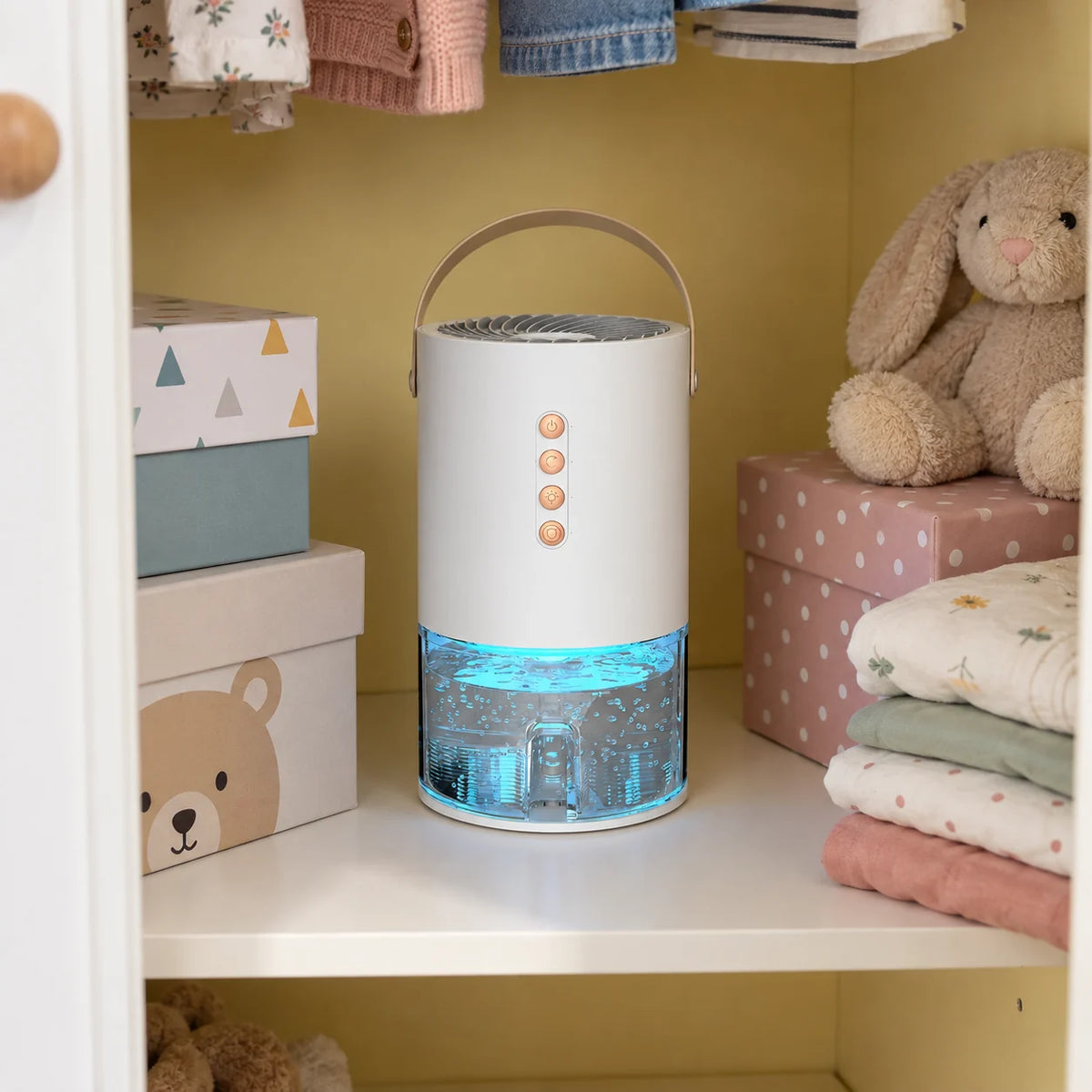 Petit déshumidificateur blanc sur l'étagère d'un placard de chambre d'enfant